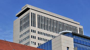 Bild: dpa Das Ku'damm Karree ist eine der Top-Immobilien bei der die Spuren nach Russland führen.