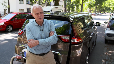 Bild: Mitteldeutscher Rundfunk Axel Friedrich von der Deutschen Umwelthilfe vor einem Renault Scénic