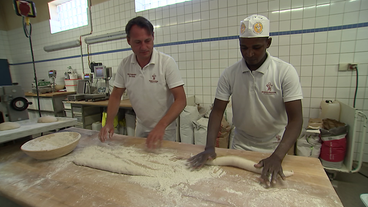 Bild: Mitteldeutscher Rundfunk Bäckerei-Chef Tino Gierig mit seinem Lehrling Moussa Dialle aus Guinea