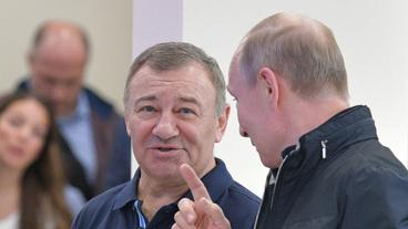 Bild: dpa Arkadi Rotenberg und Wladimir Putin gelten als vertraut.