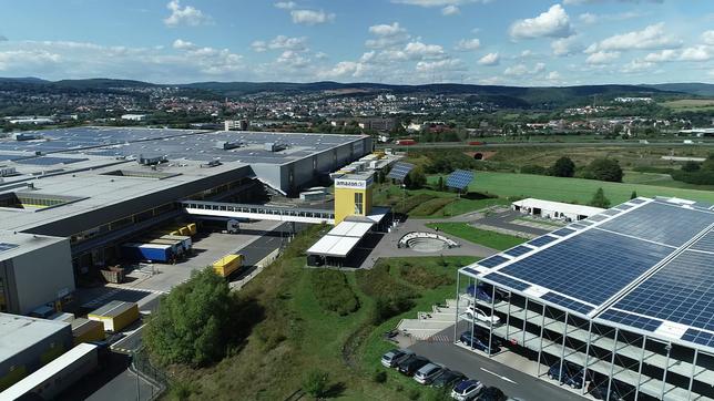 Bild: ARD Das große Logistikzentrum von Amazon in Bad Hersfeld.
