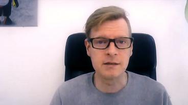 Bild: ARD Andre Wolf von Mimikama beobachtet Fake-Werbung im Internet.
