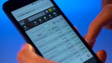 Bild: ARD Ein paar Klicks auf dem Smartphone – und die Bankgeschäfte sind erledigt.