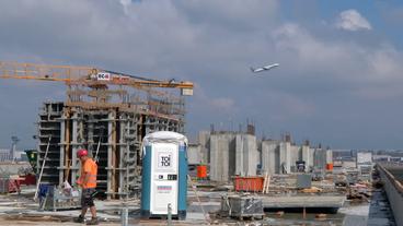 Bild: ARD Der Bau von Terminal 3 am Frankfurter Flughafen wird gestreckt.
