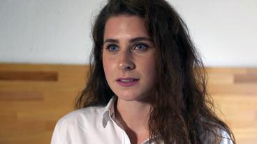 Bild: ARD Flugbegleiterin Lina Böhle hofft, dass ihr Arbeitsplatz auch in Zukunft sicher ist.