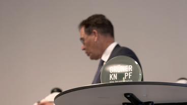 Bild: ARD Bundesentwicklungsminister Gerd Müller (CSU) stellt das Programm "Grüner Knopf" vor.