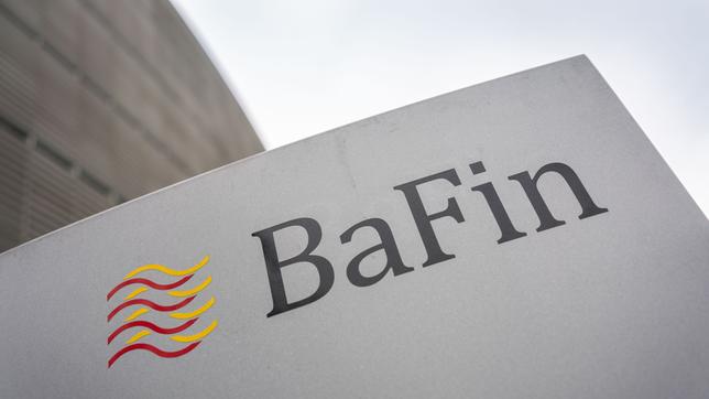Das Logo der Finanzaufsicht BaFin auf einem Schild vor einem Gebäude.