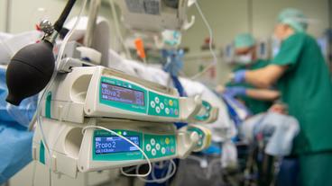 Bild: picture alliance/dpa/Marijan Murat Anästhesisten bereiten in der Anästhesie einen Patient auf eine Operation vor.