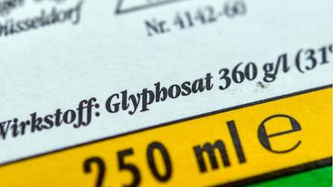 Bild: picture alliance / dpa/Patrick Pleul Die Verpackung eines Unkrautvernichtungsmittels, das den Wirkstoff Glyphosat enthält.