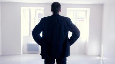 Bild: picture alliance/imageBROKER/Bernard Jaubert Ein Mann steht in einer Wohnung.