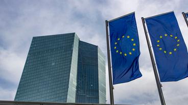 Vor dem Gebäude der EZB in Frankfurt wehen Europaflaggen.