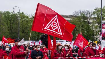 Bild: picture alliance/Sachelle Babbar Mitglieder der Gewerkschaft IG-Metall demonstrieren.