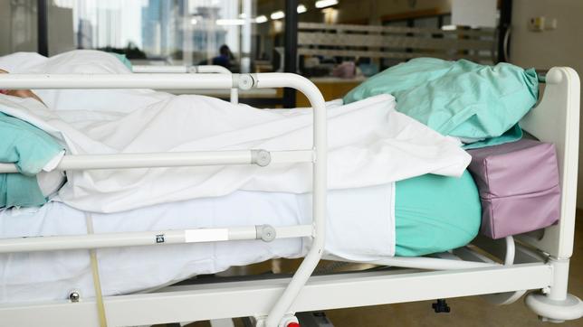 Bild: Colourbox/Nophamon Yanyapong Ein leeres Krankenhausbett.