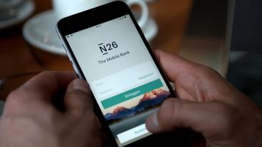 Auf dem Display eines Handys ist das Logo der Online-Bank N26 zu sehen