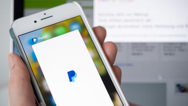 Bild: picture alliance/dpa/Catherine Waibel Auf einem Smartphone ist das Paypal-Logo zu sehen.