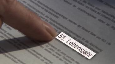Bild: NDR Ein Finger zeigt auf die hervorgehobenen Worte 55. Lebensjahr.