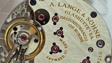Bild: dpa/Ralf Hirschberger Nahaufnahme eines Uhrwerks der Firma A. Lange und Söhne Glashütte