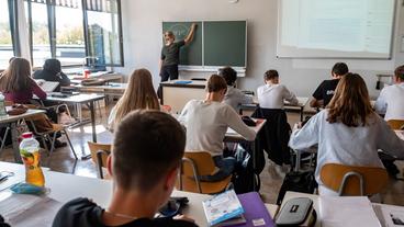 Bild: picture alliance/dpa/Uli Deck Ein Klassenzimmer mit Schülern.