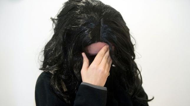 Bild: picture alliance/dpa/Bernd Thissen Eine Frau, die sich verzweifelt die Hand vor das Gesicht hält.