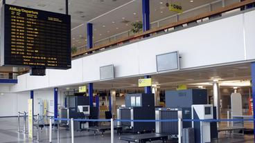 Bild: dpa/Nestor Bachmann Leere Check-in Schalter am Flughafen