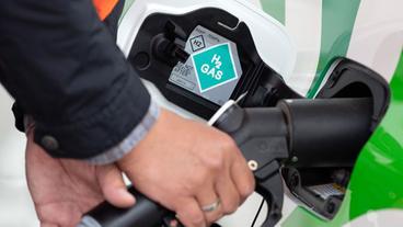 Bild: picture alliance/dpa/Sebastian Kahnert Auto wird mit Wasserstoff betankt.