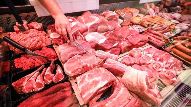 Bild: picture alliance/dpa/Jan Woitas Fleisch-Auswahl in einer Fleischtheke im Supermarkt