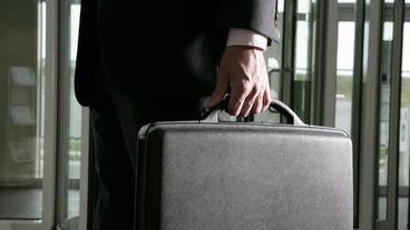 Bild: dpa / picture alliance / VisualEyze Ein Mann mit Aktenkoffer