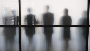 Bild: picture alliance / dpa / Sebastian-Kahnert Personen hinter einer Scheibe