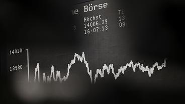 Auf einer Tafel der Frankfurter Börse wird der Tageshöchststand des Dax notiert.