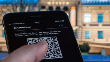 Bild: picture alliance/dpa/dpa-Zentralbild/Jens Büttner Die Luca-App ermöglicht eine verschlüsselte Kontaktdatenübermittlung. Das Einchecken erfolgt über einen QR-Code.