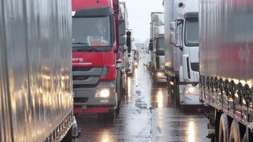 Bild: dpa picture alliance/Matthias Strauß Lkw im Stau auf der Autobahn