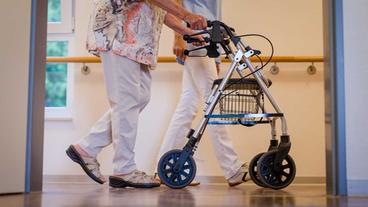 Bild: dpa picture alliance/Christoph Schmidt Seniorin am Rollator