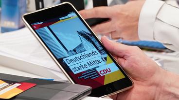 Bild: dpa/Kay Nietfeld CDU-Programm auf dem Handy