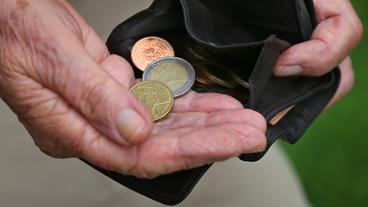 Bild: picture alliance/Karl-Josef Hildenbrand Rentnerin mit Münzgeld