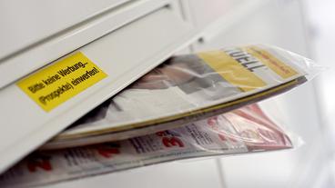 Bild: picture alliance/dpa/Oliver Berg Werbung in einem Briefkasten