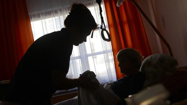 Bild: picture alliance / dpa/Jens Kalaene Pflegerin in Krankenzimmer