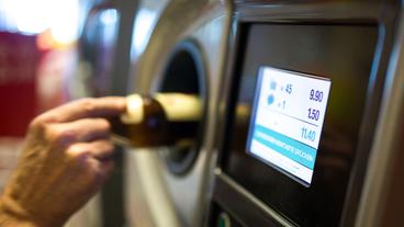 Bild: dpa Bildfunk/Lukas Schulze Flasche wird im Pfandautomaten entsorgt