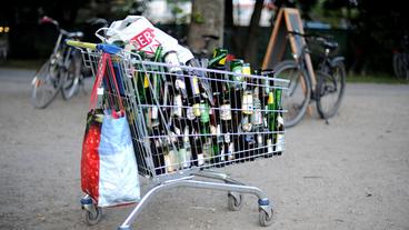 Bild: dpa Bildfunk/Julian Stratenschulte Einkaufswagen mit leeren Pfandflaschen