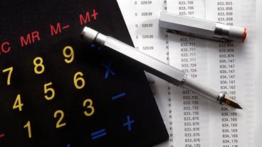 Bild: dpa Bildfunk/Michael Rosenfeld Taschenrechner und Stift