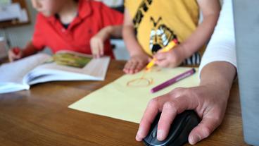 Bild: picture alliance/Karl-Josef Hildenbrand/dpa Home Office und Betreuung der Kinder