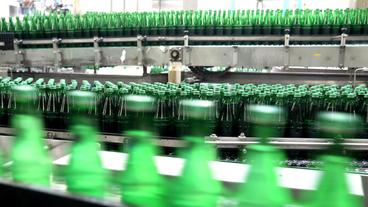 Bild: picture alliance/dpa/Roland Weihrauch Symbolbild: Mineralwasser