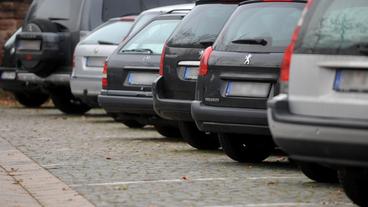 Bild: SR Autos auf einem Parkplatz