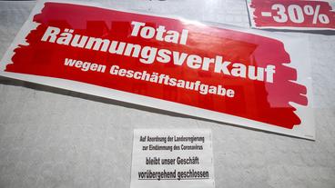 Bild: picture alliance/Michael Reichel/dpa-Zentralbild/dpa Schild Räumungsverkauf wegen Corona