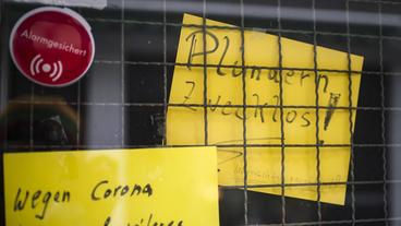 Bild: picture alliance/Frank Rumpenhorst/dpa Gelbes Geschlossen-Schild