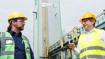 Bild: Pressefoto Pascal Klein, CEO der Pyrum Innovations AG und und Dr. Christian Lach, Projektleiter ChemCyclingTM bei BASF, vor der Reifenpyrolyseanlage