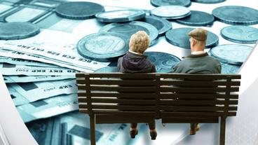 Rentner auf Parkbank vor Münzen