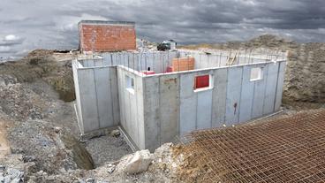 Bild: Colourbox Bauruine in Baugrube