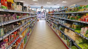 Bild: SWR Regale in einem Drogeriemarkt