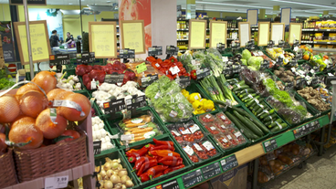 Bild: SWR Obst und Gemüse aus aller Welt liegt im Supermakt neben regionalen und Bio-Produkten.