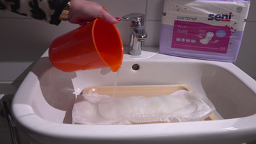 Bild: SWR Wassertest bei Inkontinenzeinlagen